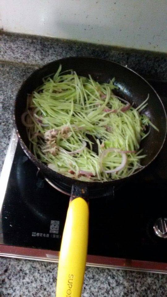 莴笋洋葱炒肉丝步骤5