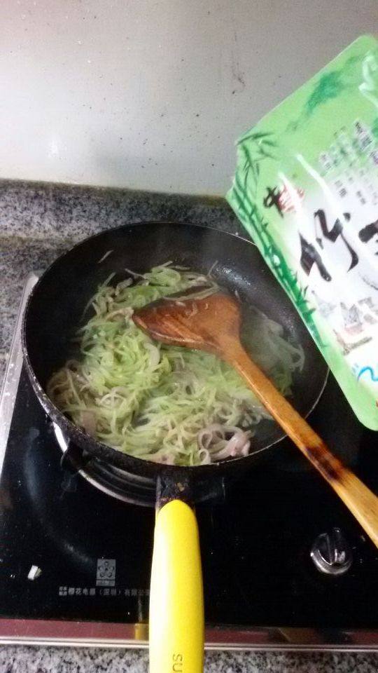 莴笋洋葱炒肉丝步骤6