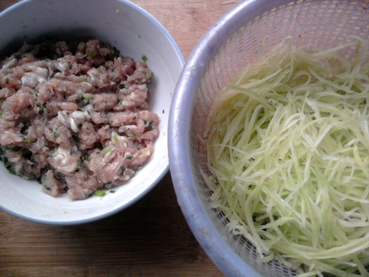 莴笋肉末鹅蛋皮步骤3