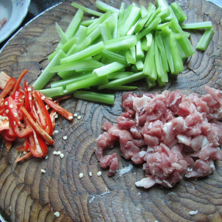 莴笋条炒肉丝步骤1