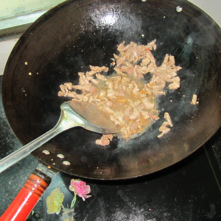 莴笋条炒肉丝步骤3
