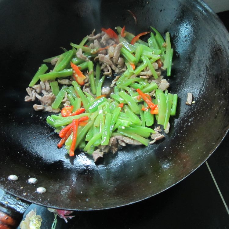 莴笋条炒肉丝步骤4