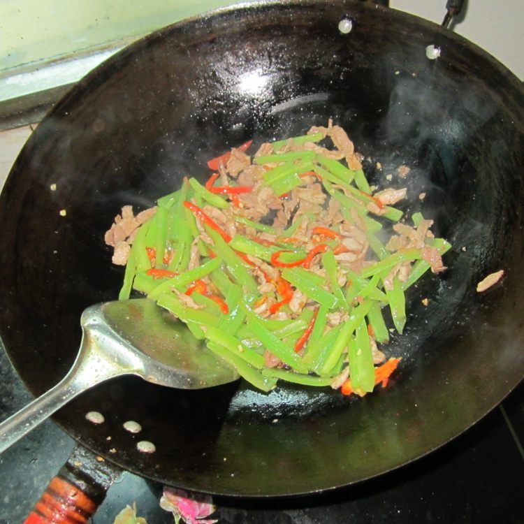 莴笋条炒肉丝步骤5