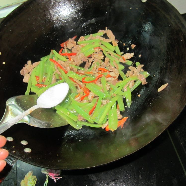 莴笋条炒肉丝步骤6