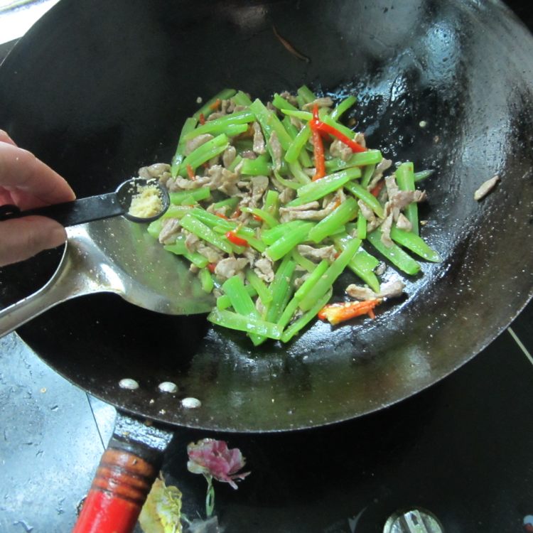 莴笋条炒肉丝步骤7
