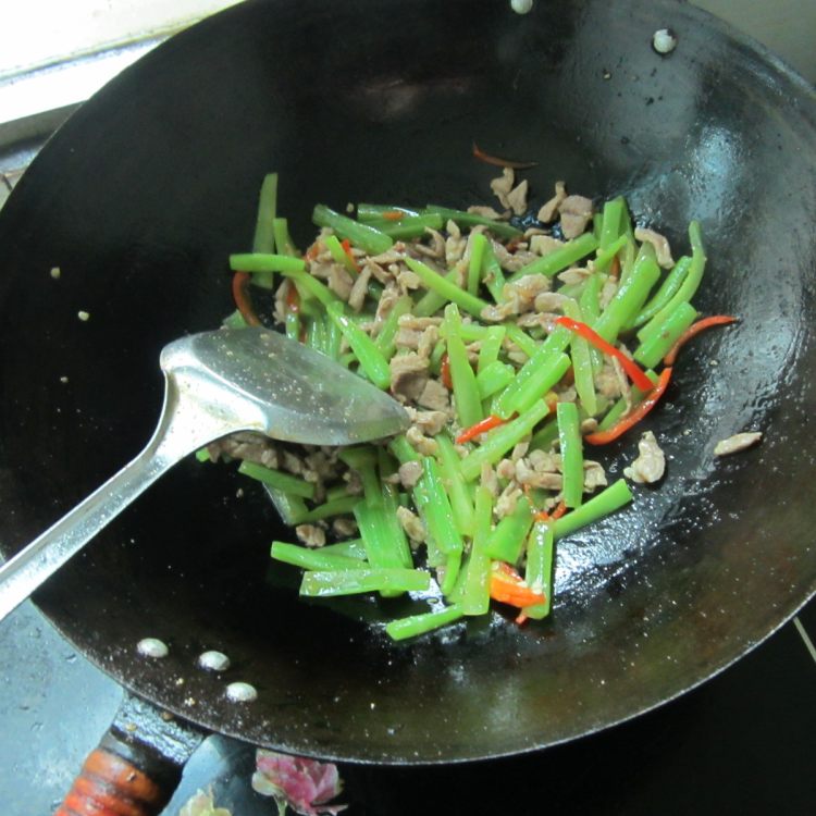 莴笋条炒肉丝步骤8