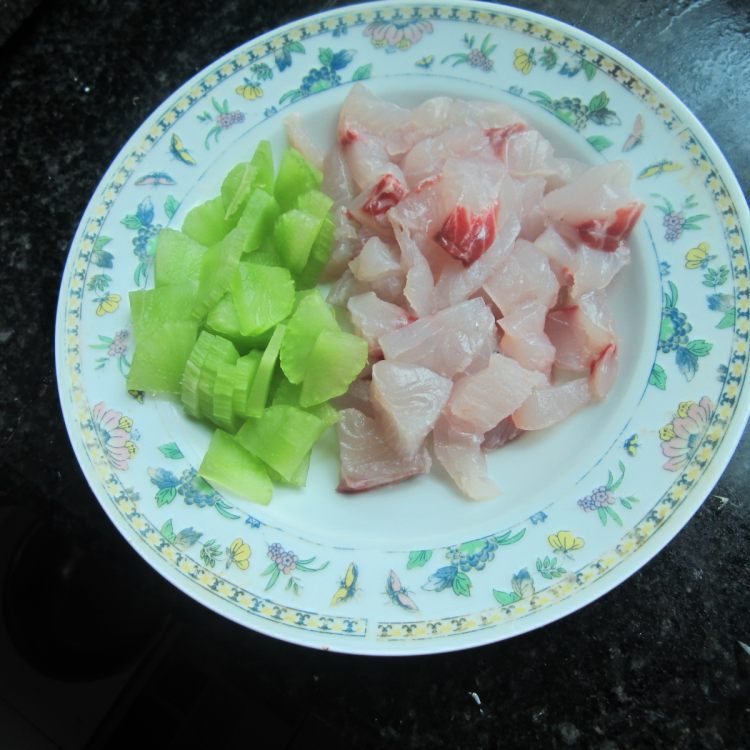 油炸鱼肉莴笋丸子步骤1
