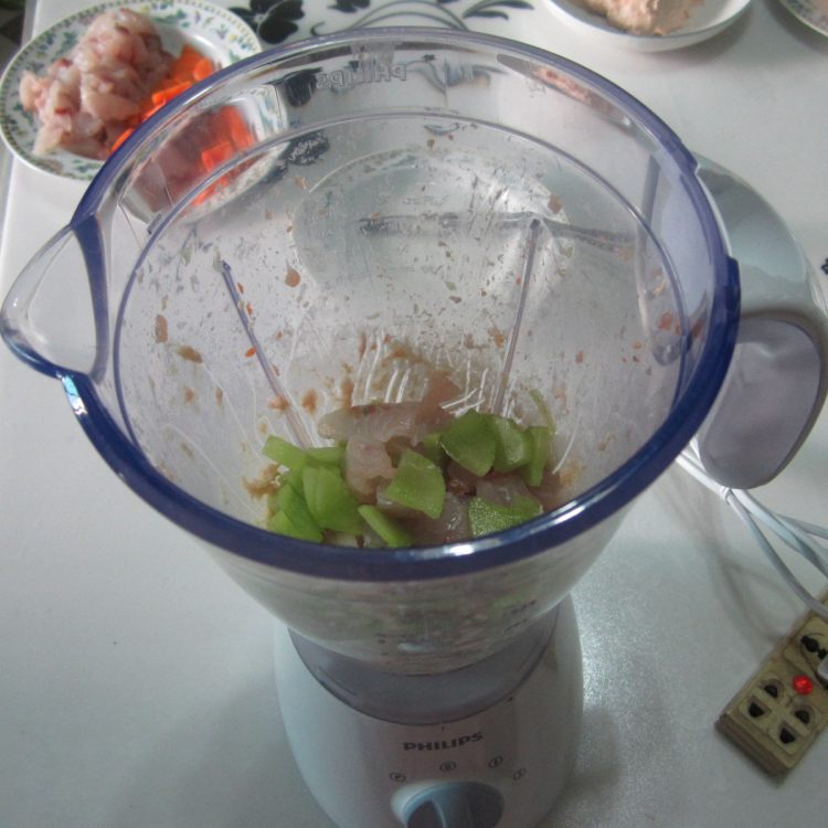 油炸鱼肉莴笋丸子步骤2
