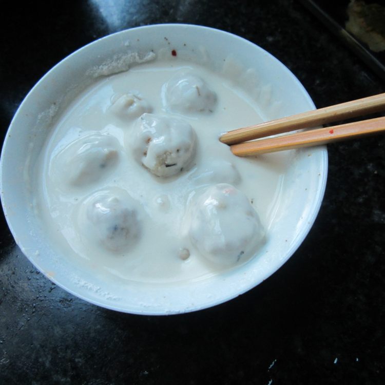 油炸鱼肉莴笋丸子步骤9