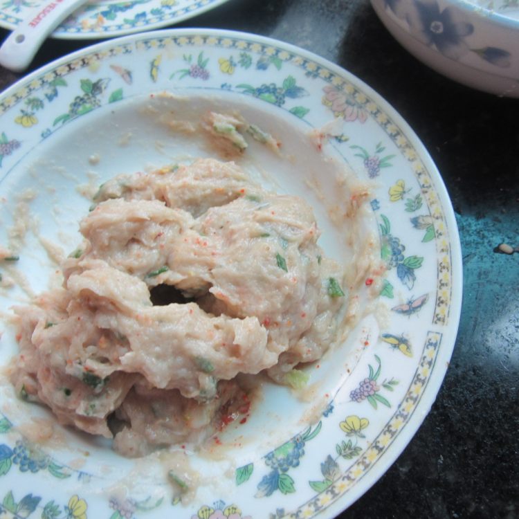 油炸鱼肉莴笋丸子步骤7