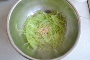 芝麻拌莴笋步骤6