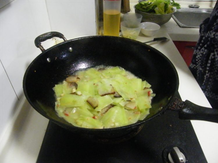 莴笋焖肉步骤10