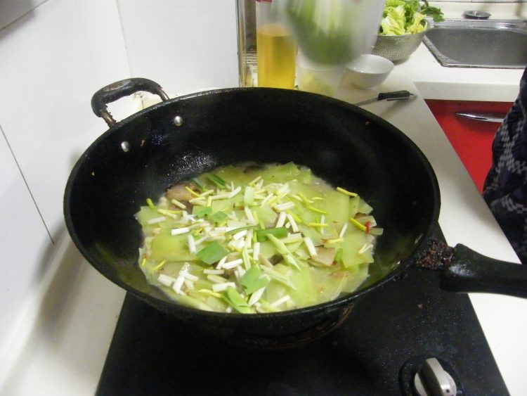 莴笋焖肉步骤11