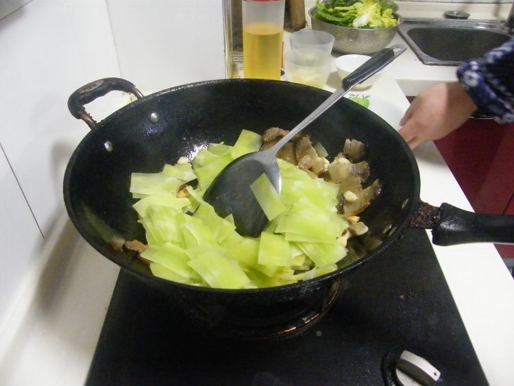 莴笋焖肉步骤9