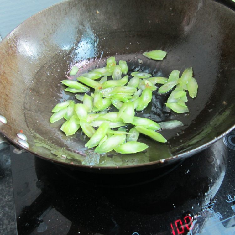 莴笋荸荠片步骤5