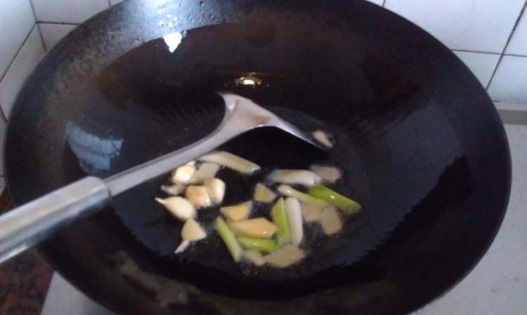 莴笋牛肠煲步骤2