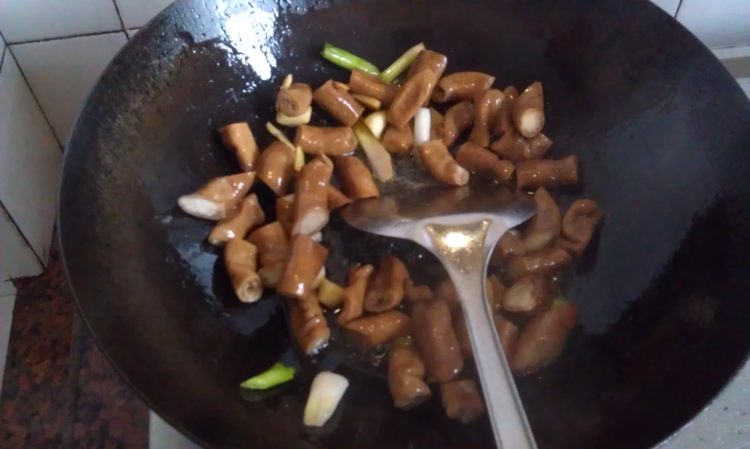 莴笋牛肠煲步骤3