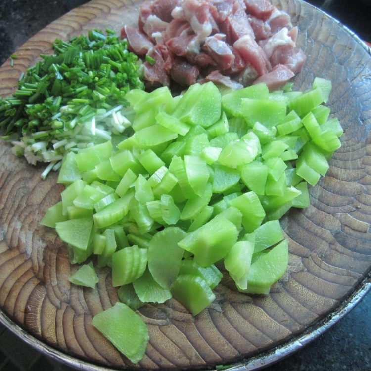 莴笋瘦肉煎饺步骤2