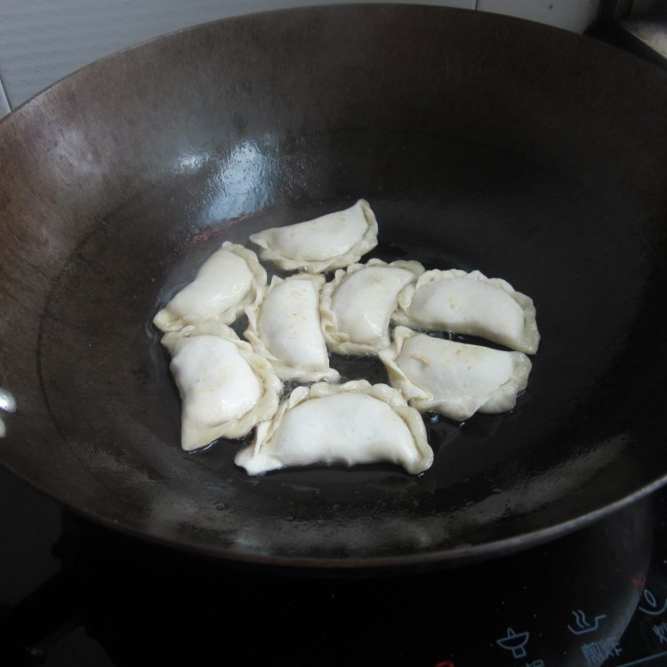莴笋瘦肉煎饺步骤15