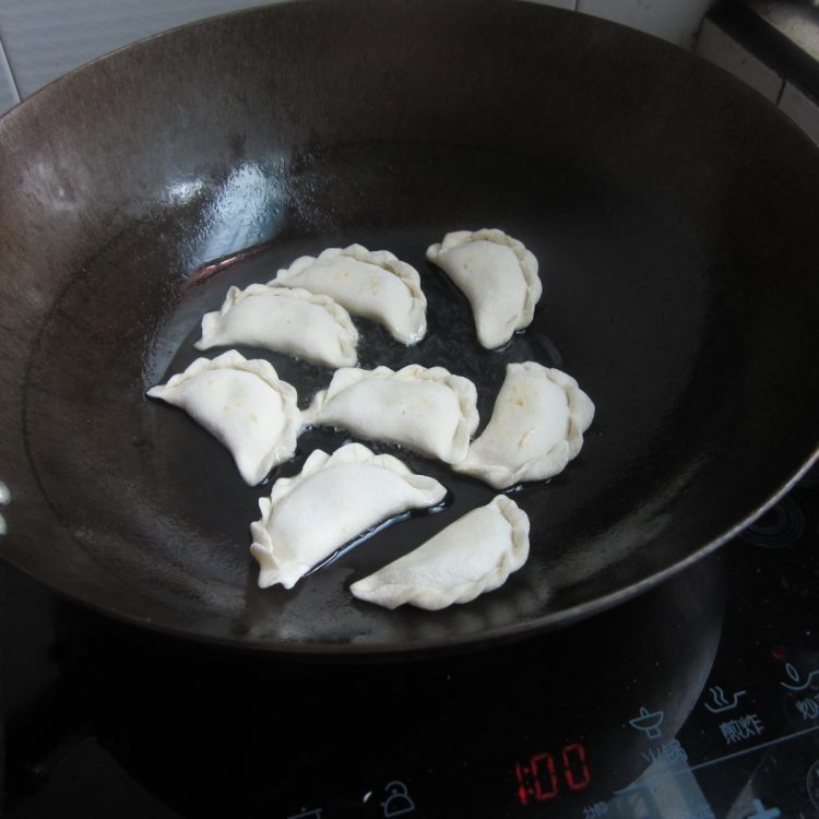 莴笋瘦肉煎饺步骤14