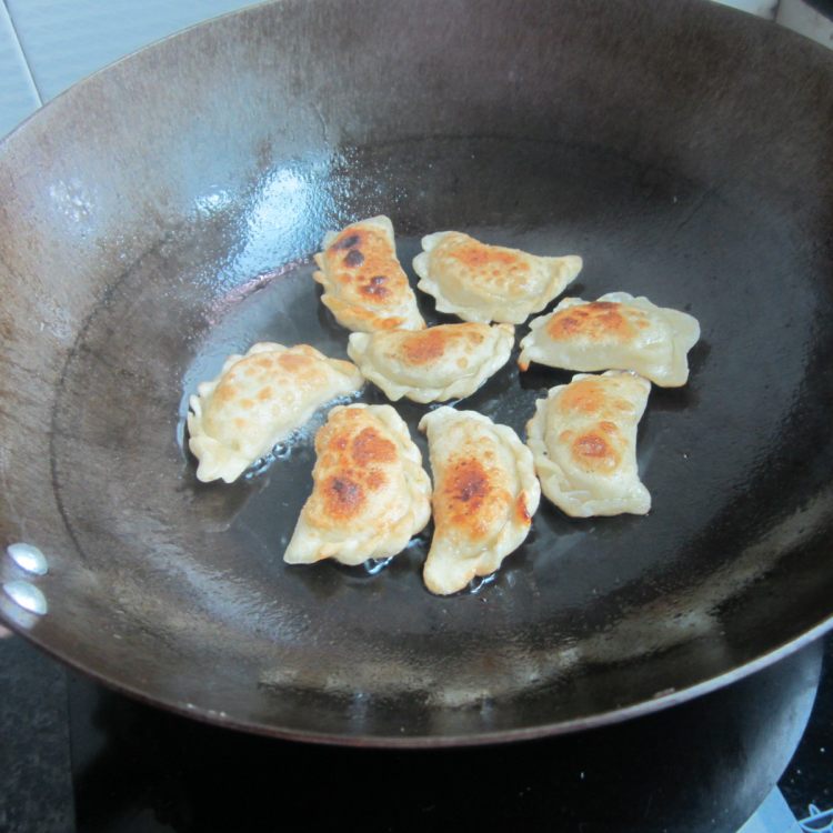 莴笋瘦肉煎饺步骤17