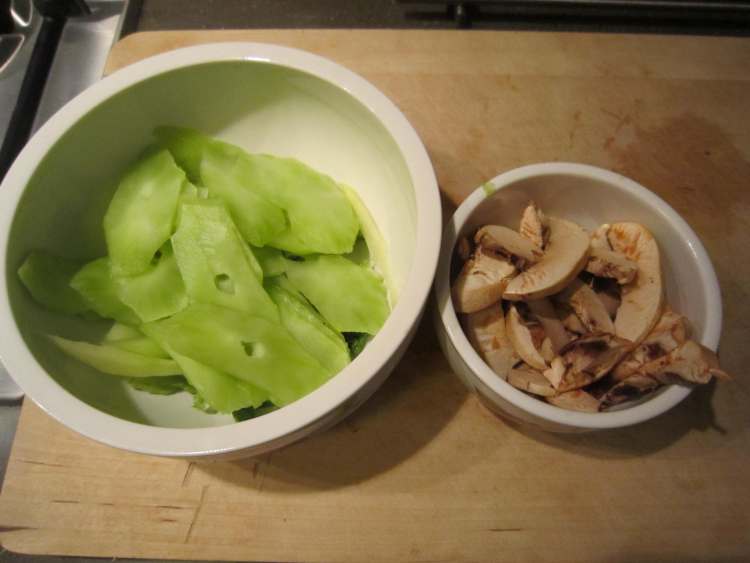 莴笋炒蘑菇步骤2
