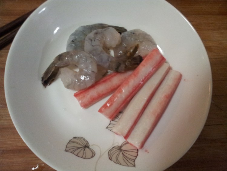 莴笋炒虾仁蟹棒步骤1