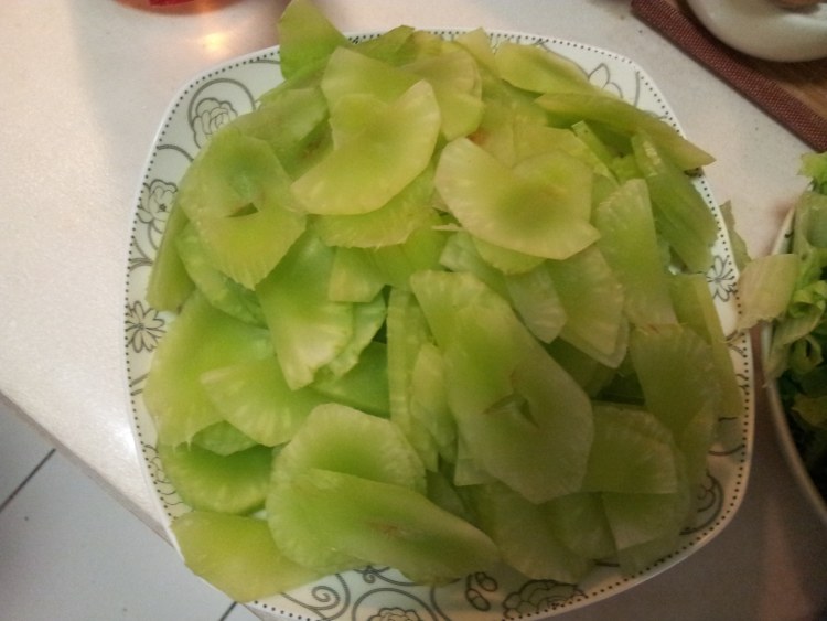 莴笋炒虾仁蟹棒步骤2
