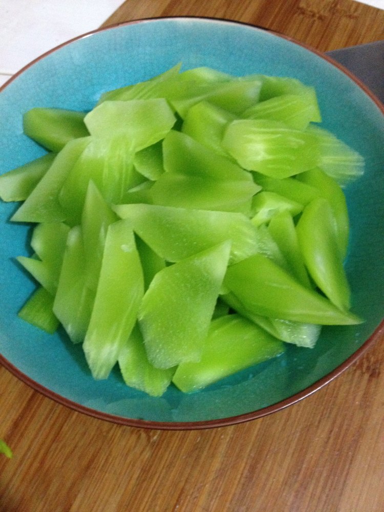 莴笋炒鸡肾步骤1
