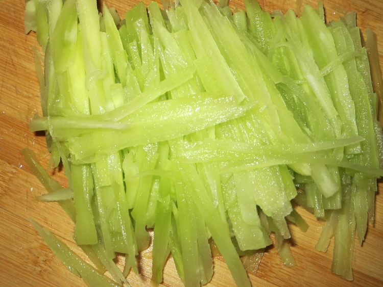 芝麻莴笋丝步骤2