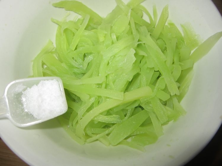 芝麻莴笋丝步骤5