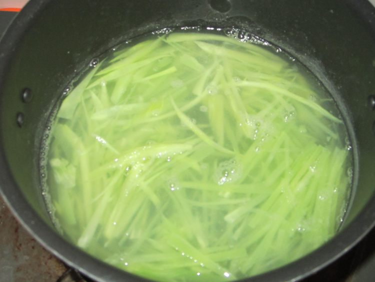 芝麻莴笋丝步骤3