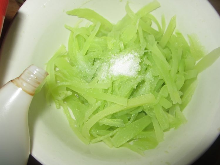 芝麻莴笋丝步骤6