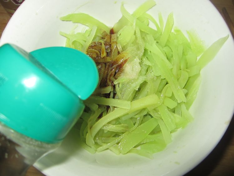 芝麻莴笋丝步骤8
