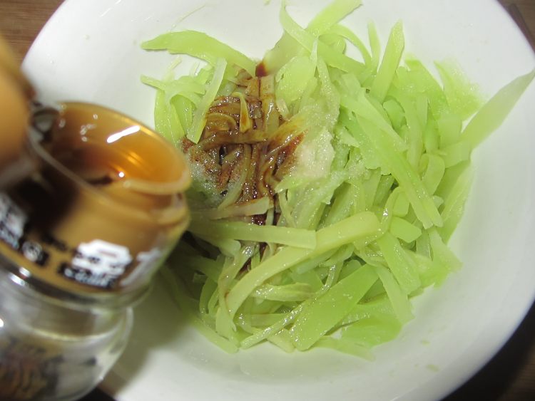 芝麻莴笋丝步骤9