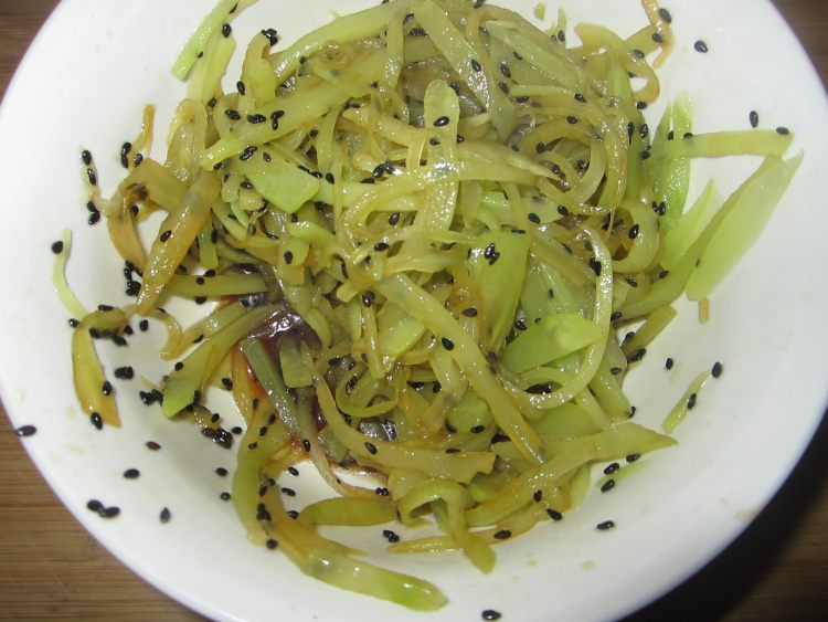 芝麻莴笋丝步骤11