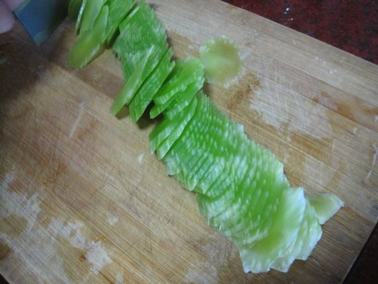 肉粒莴笋丝步骤1