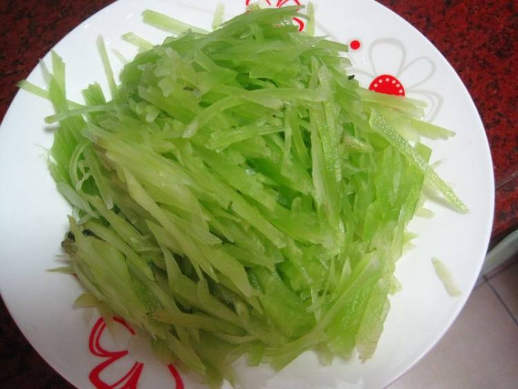 肉粒莴笋丝步骤2