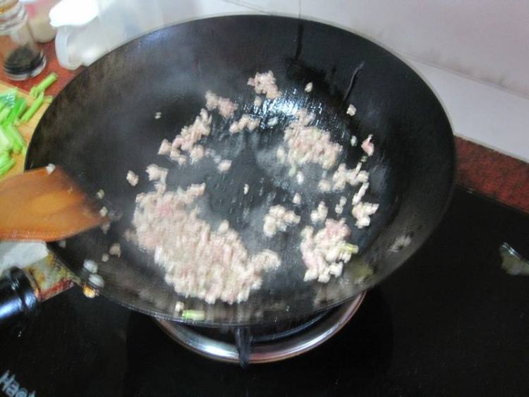 肉粒莴笋丝步骤6