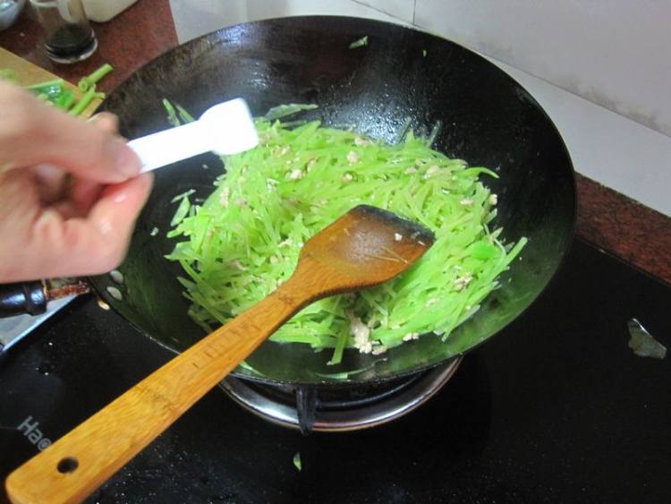 肉粒莴笋丝步骤9