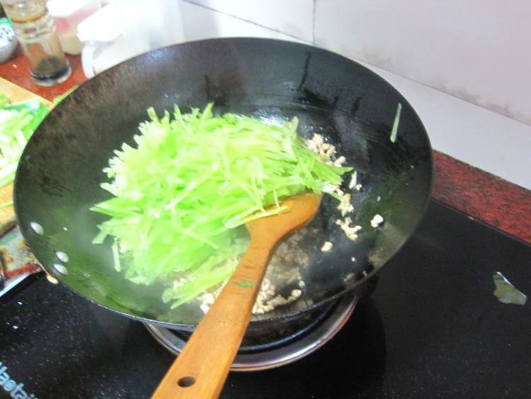 肉粒莴笋丝步骤8