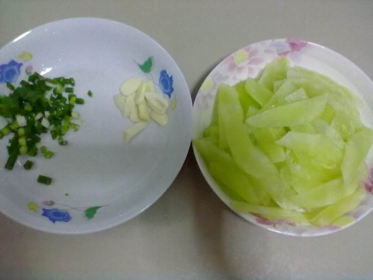 小炒莴笋片步骤1