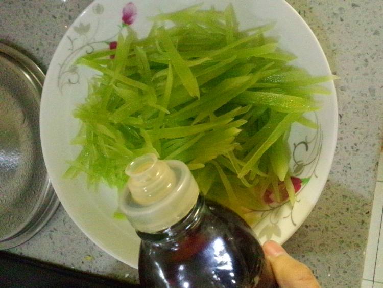 木耳拌笋丝步骤9
