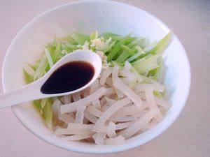 莴笋拌肉皮步骤4