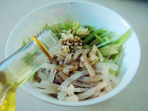 莴笋拌肉皮步骤5