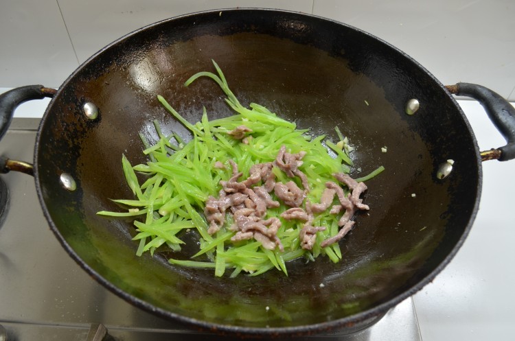 莴笋丝炒瘦肉步骤11