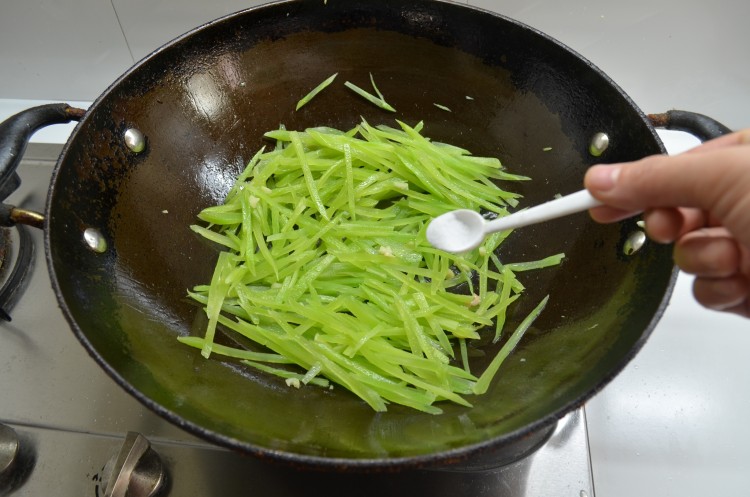 莴笋丝炒瘦肉步骤10