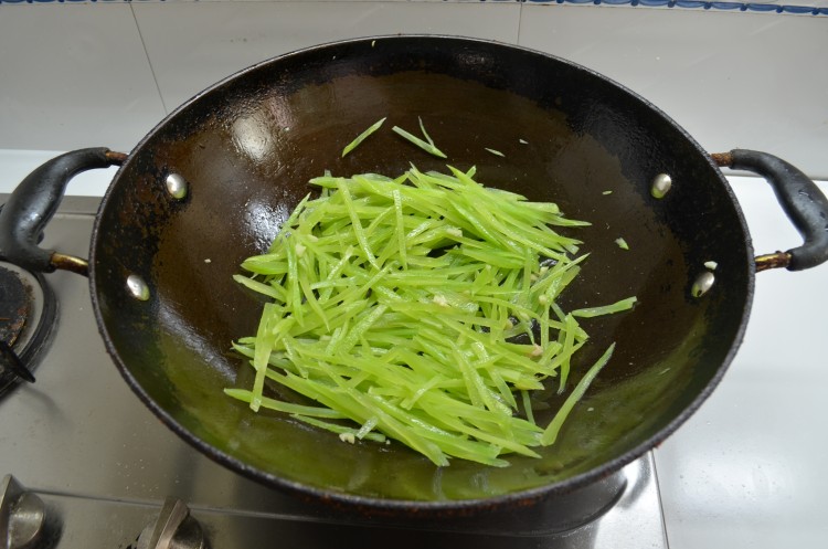 莴笋丝炒瘦肉步骤9