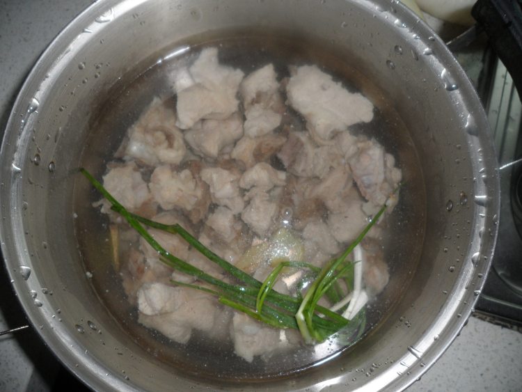 莴笋茶树菇排骨汤步骤2