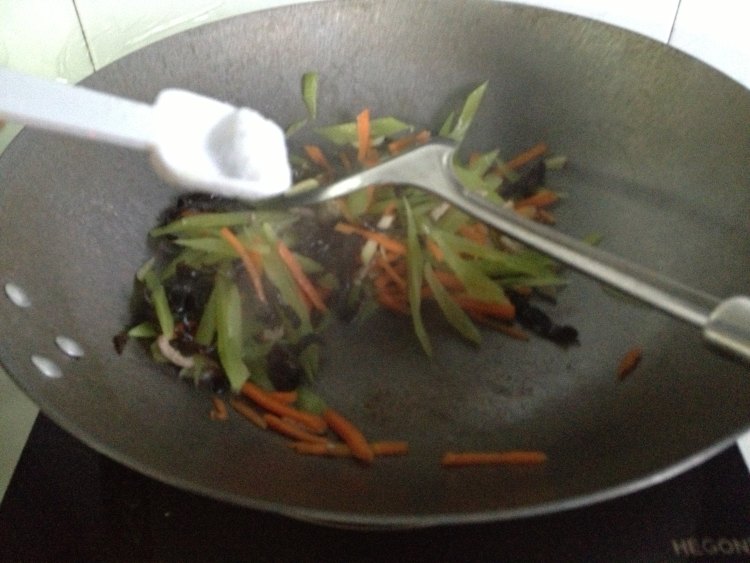 黑木耳炒时蔬步骤7